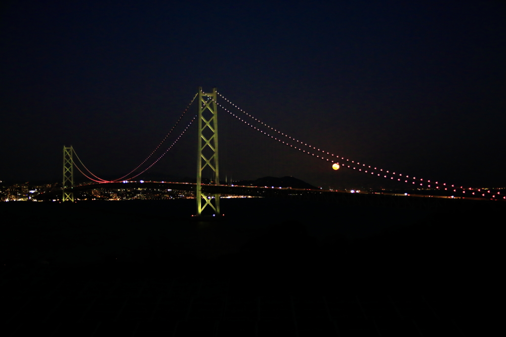 月と明石海峡大橋
