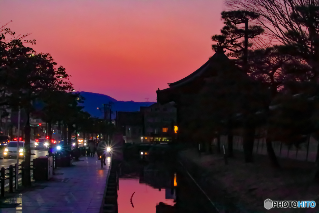 茜に染まる九条大宮
