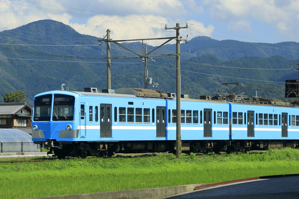 青い空、青い電車
