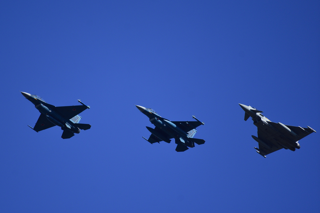 Mitsubishi F-2 / Eurofighter Typhoon