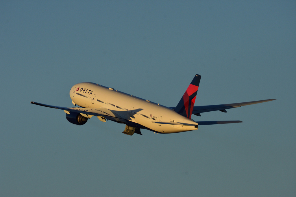 B777-200 / N864DA / DAL / 羽田空港