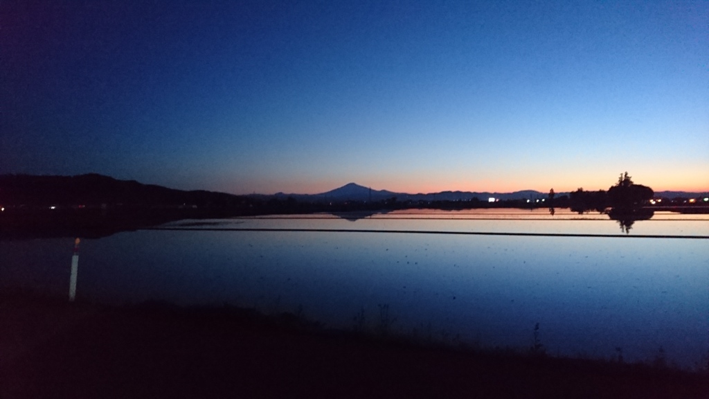水田に映る鳥海山