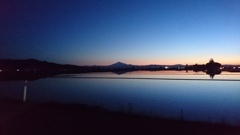 水田に映る鳥海山