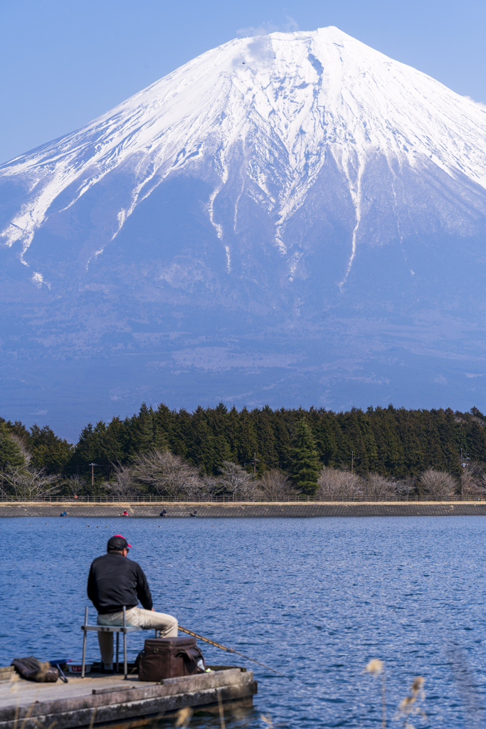 富士山と釣り人