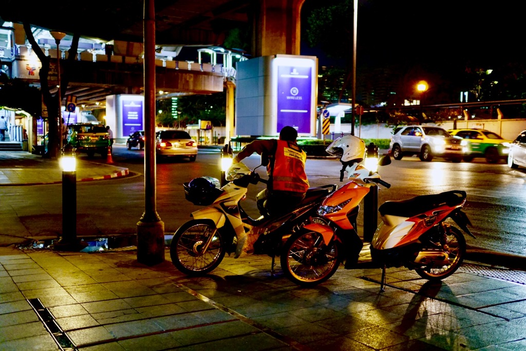 タイ／バンコク／ラチャダムリ駅、バイクタクシー