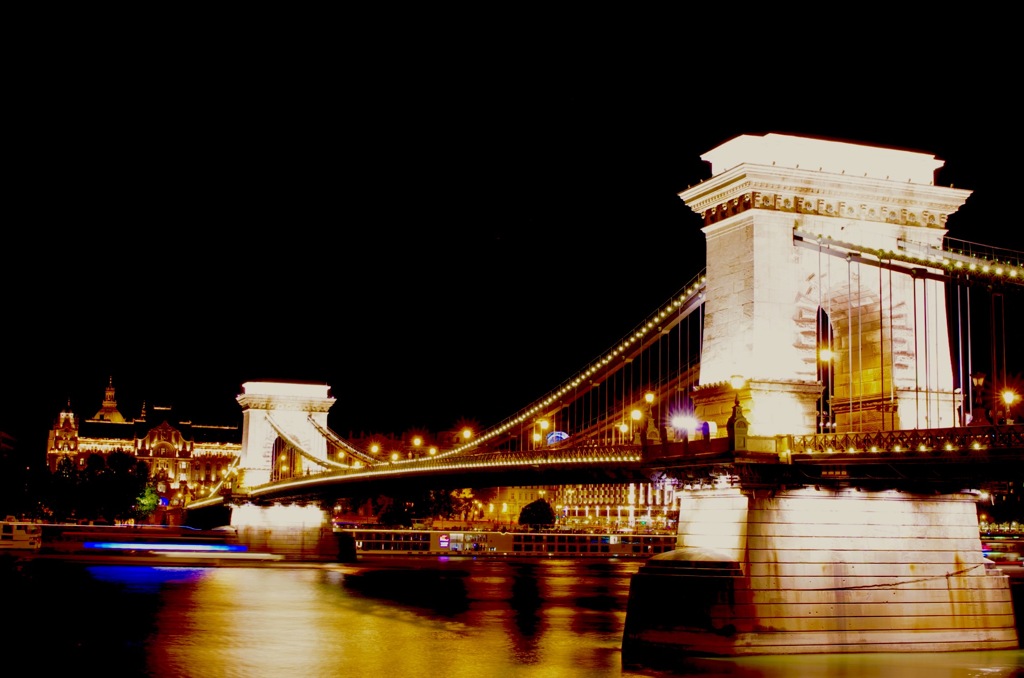 ハンガリー／ブダペスト／セーチェーニ鎖橋、ドナウ川の夜