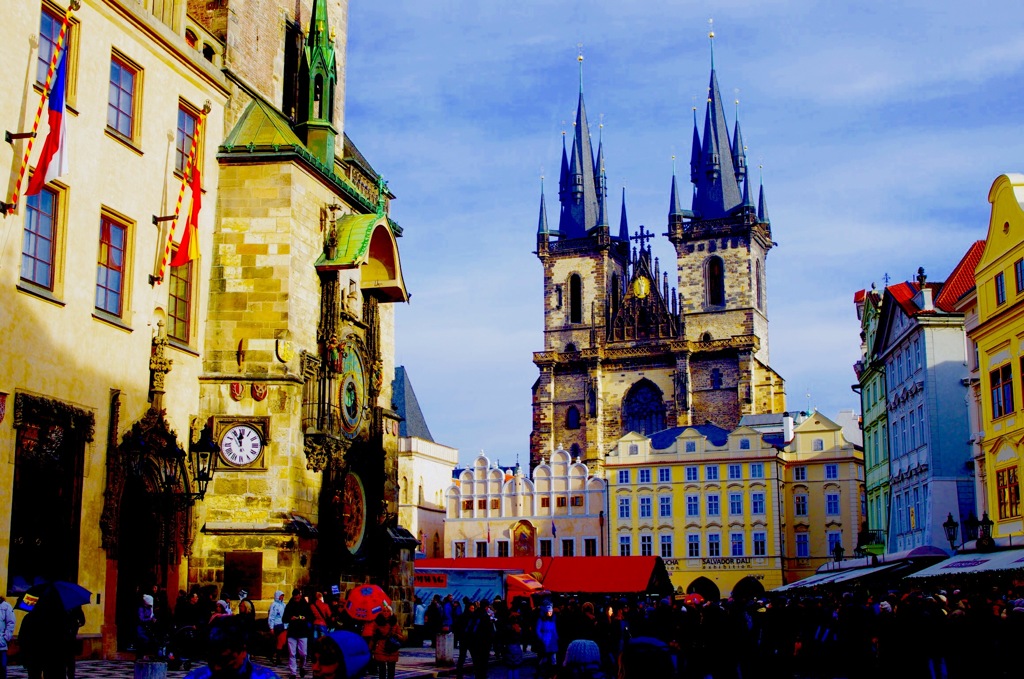 チェコ／プラハ／ティーン教会と時計台