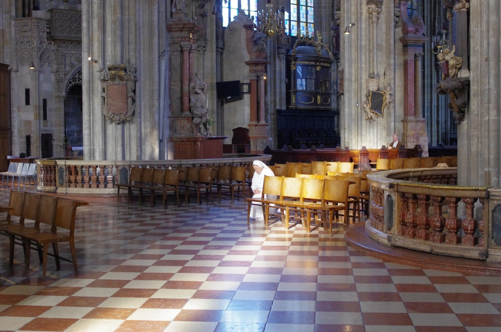 オーストリア／ウィーン／聖シュテファン大聖堂、朝の祈り