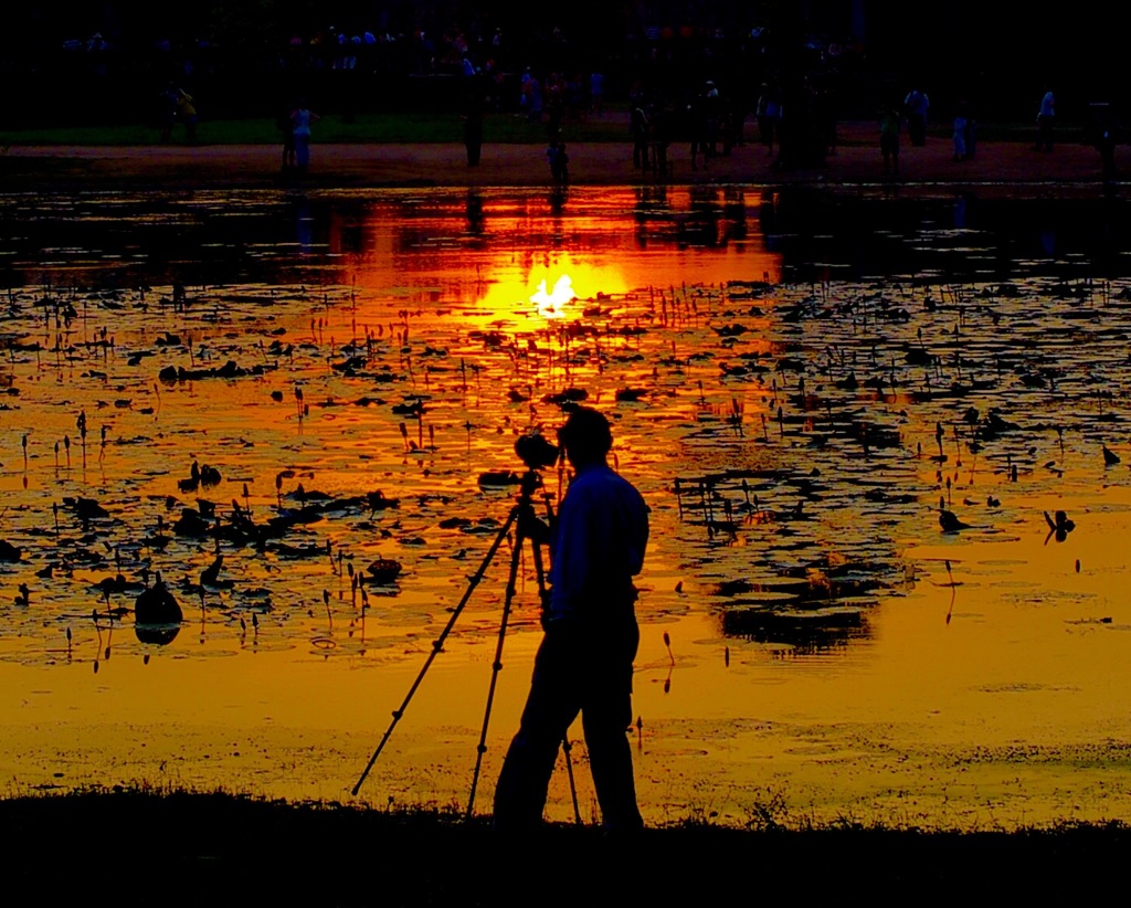 カンボジア／シェムリアップ／アンコールワット、夕陽を撮る人