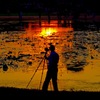カンボジア／シェムリアップ／アンコールワット、夕陽を撮る人