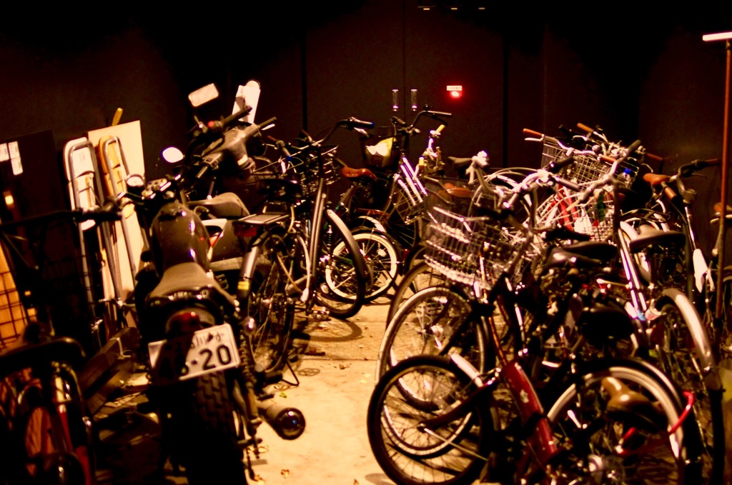 東京都／千代田区、夜の自転車置場