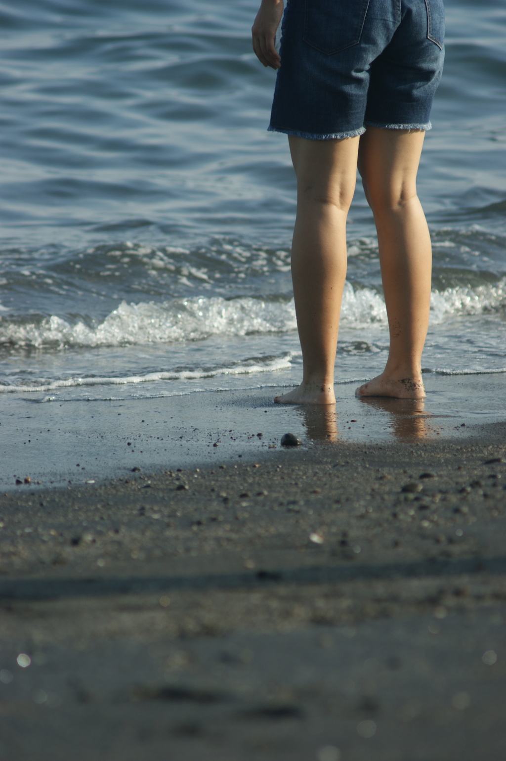 足と海
