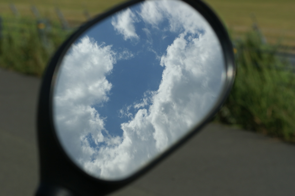 鏡の中の空