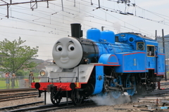 トーマスと目が合う・・・。