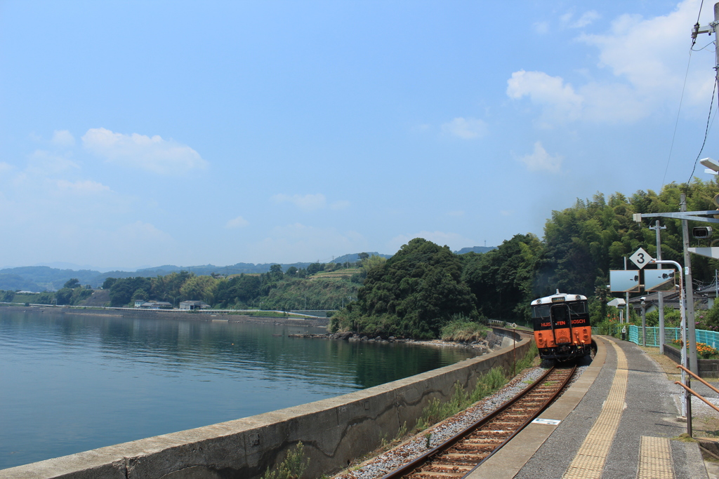 海沿いの駅のホーム(^^)/