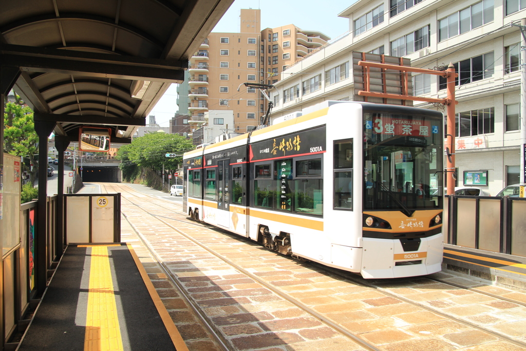 石畳を走る路面電車(^^)/