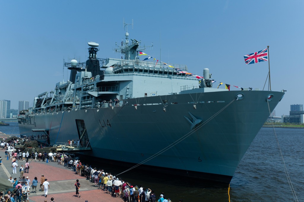 イギリス海軍の揚陸艦 アルビオン (補機Ver.)