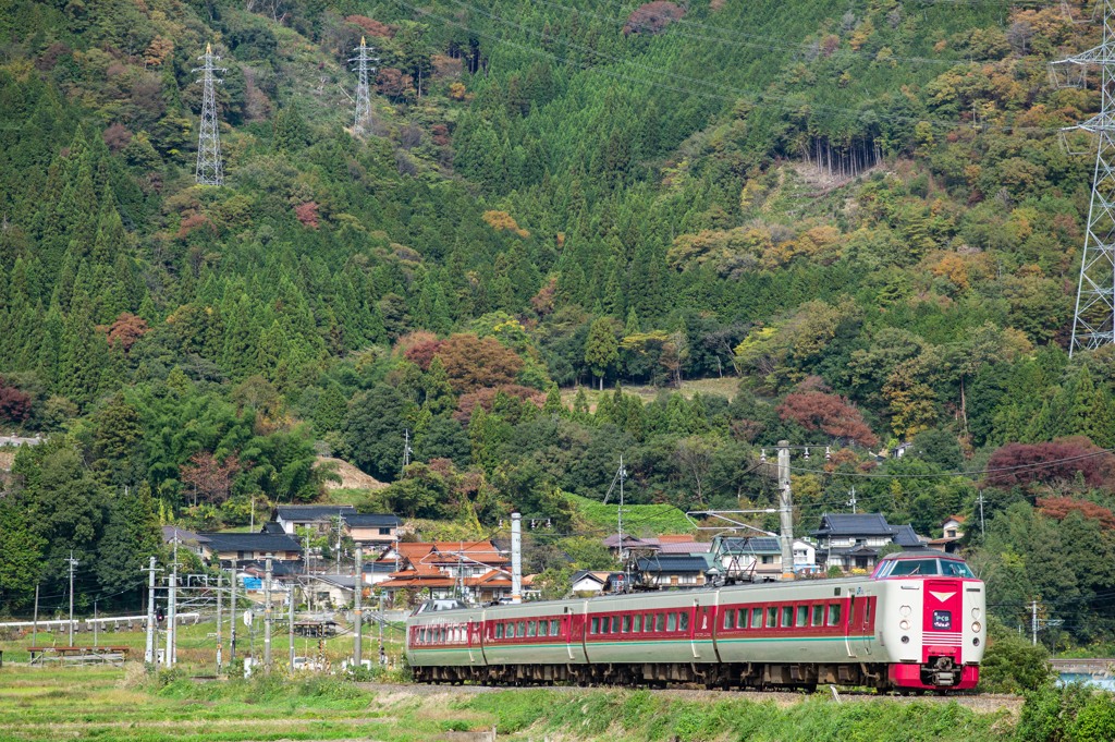 色づき始めた山間を -③