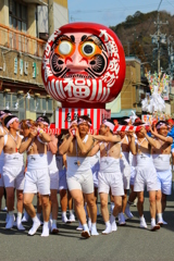 祭りで賑わう商店街