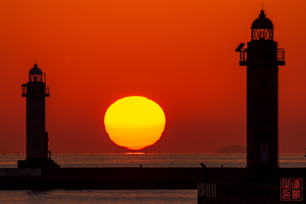 だるま夕陽と灯台