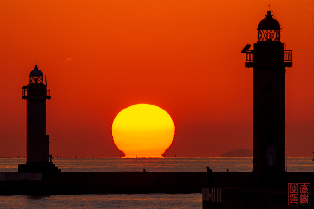 だるま夕陽と灯台