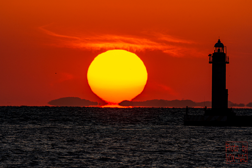 だるま夕陽と灯台