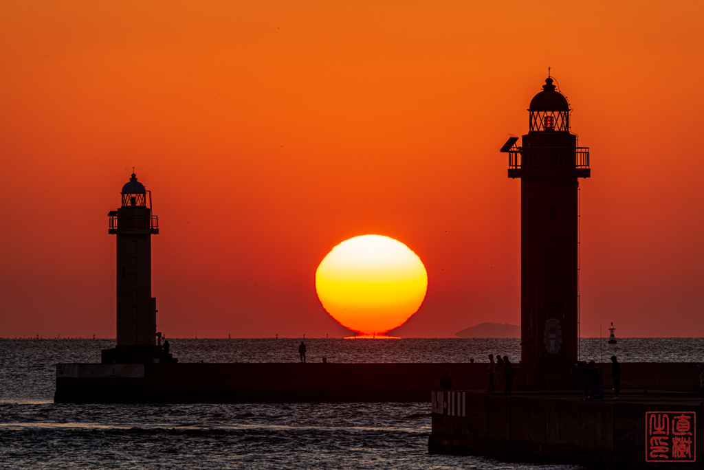 だるま夕陽と灯台