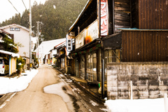 雪の降る鉱山跡の町