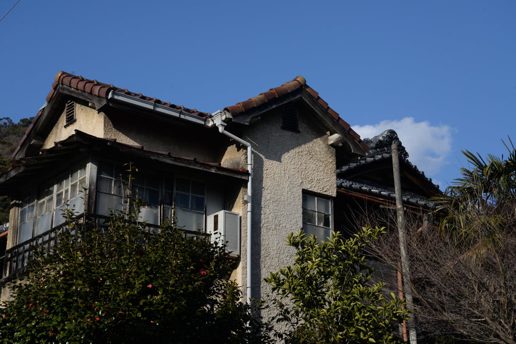 街角の家屋
