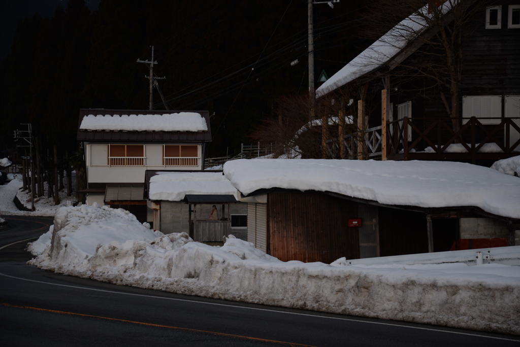 雪の中の建物