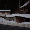 雪の中の建物