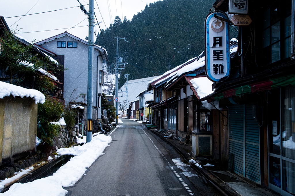 雪の降る鉱山跡の町