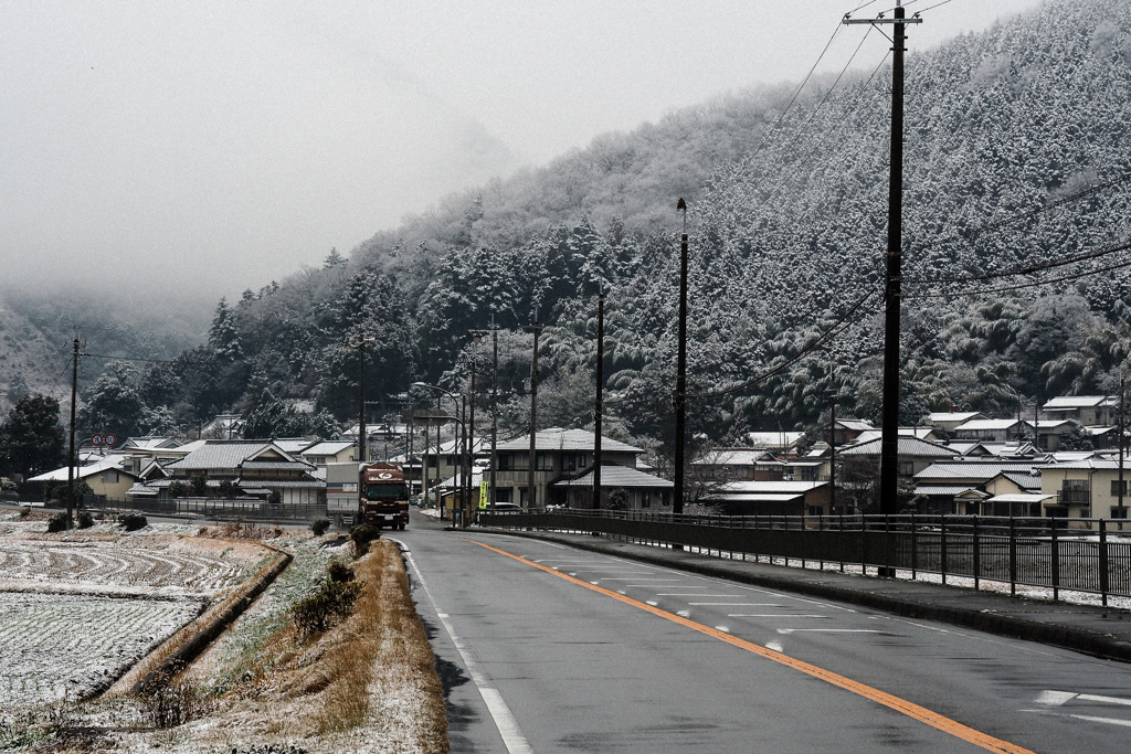 雪の中の集落