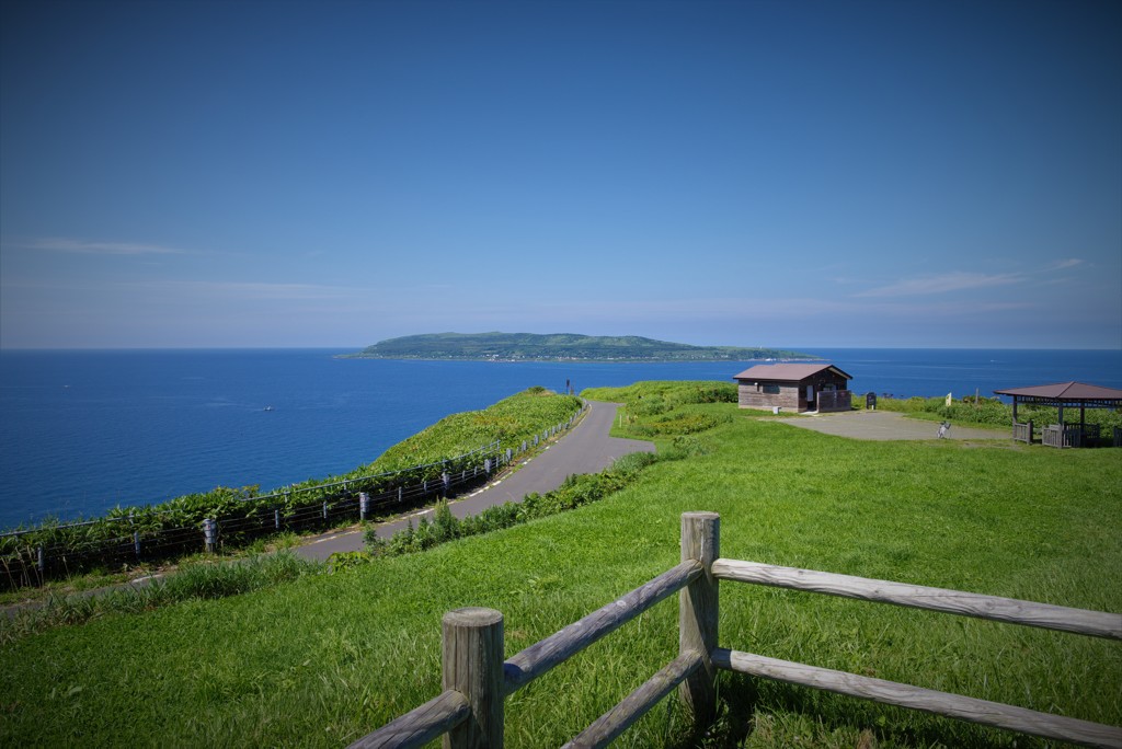 晴天の焼尻島と天売島