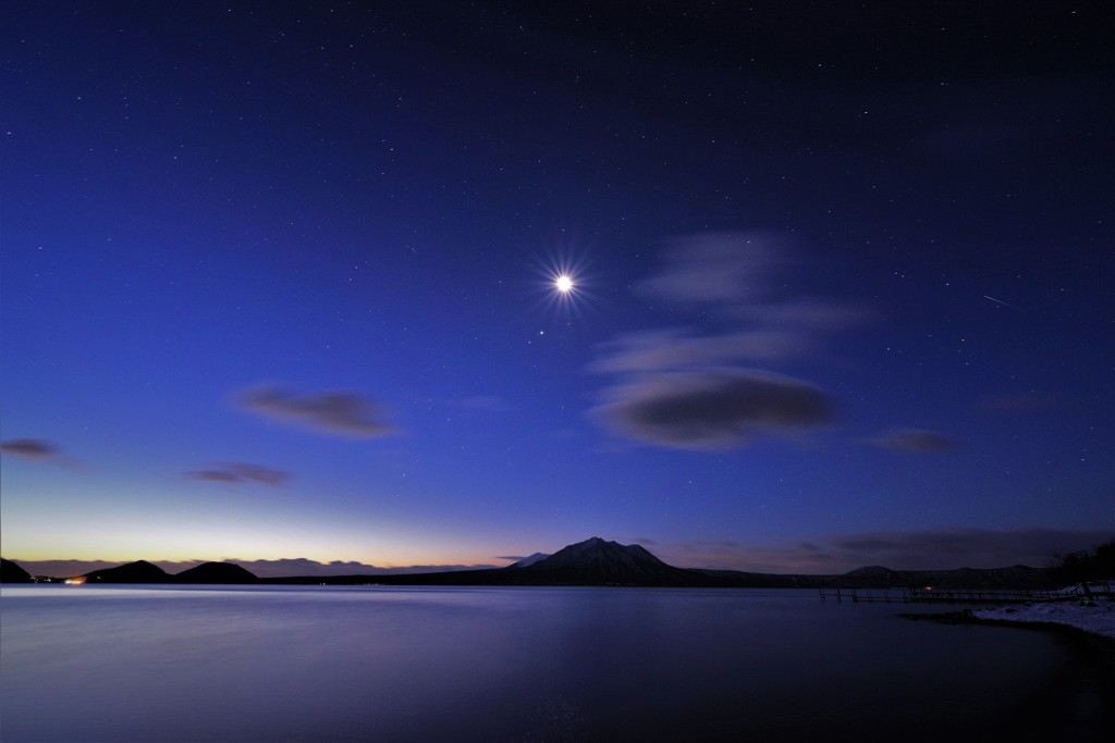 支笏湖の月明り