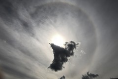太陽暈に隠れる雲