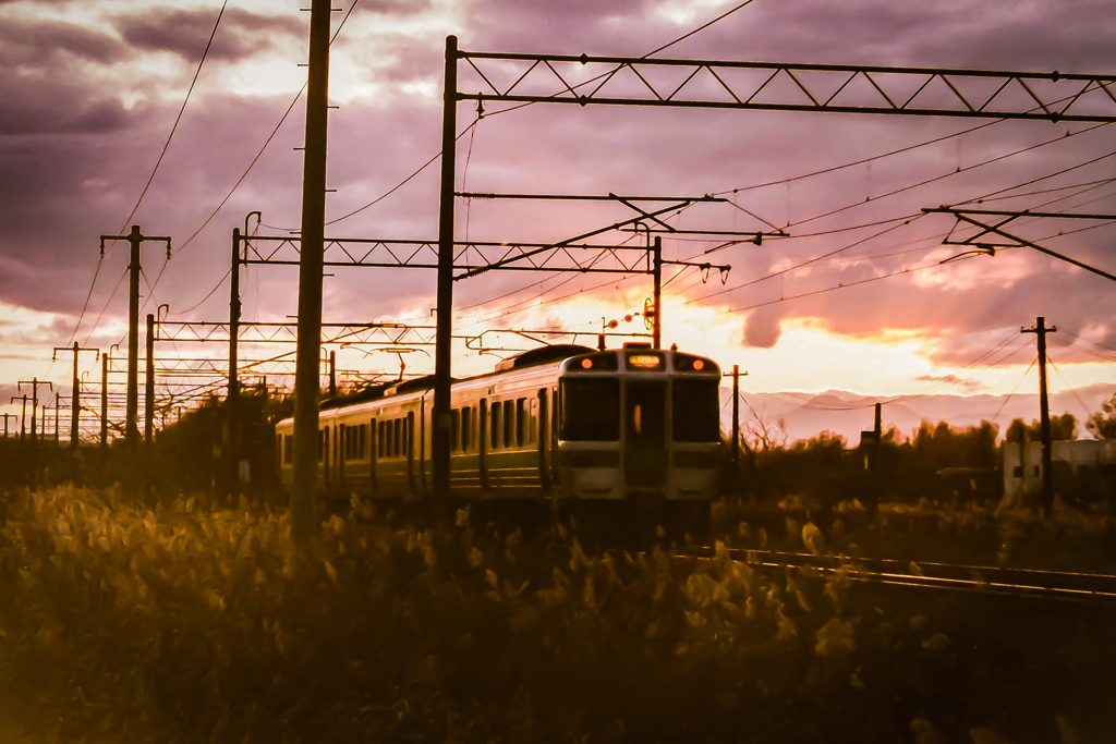JR７２１系と夕景