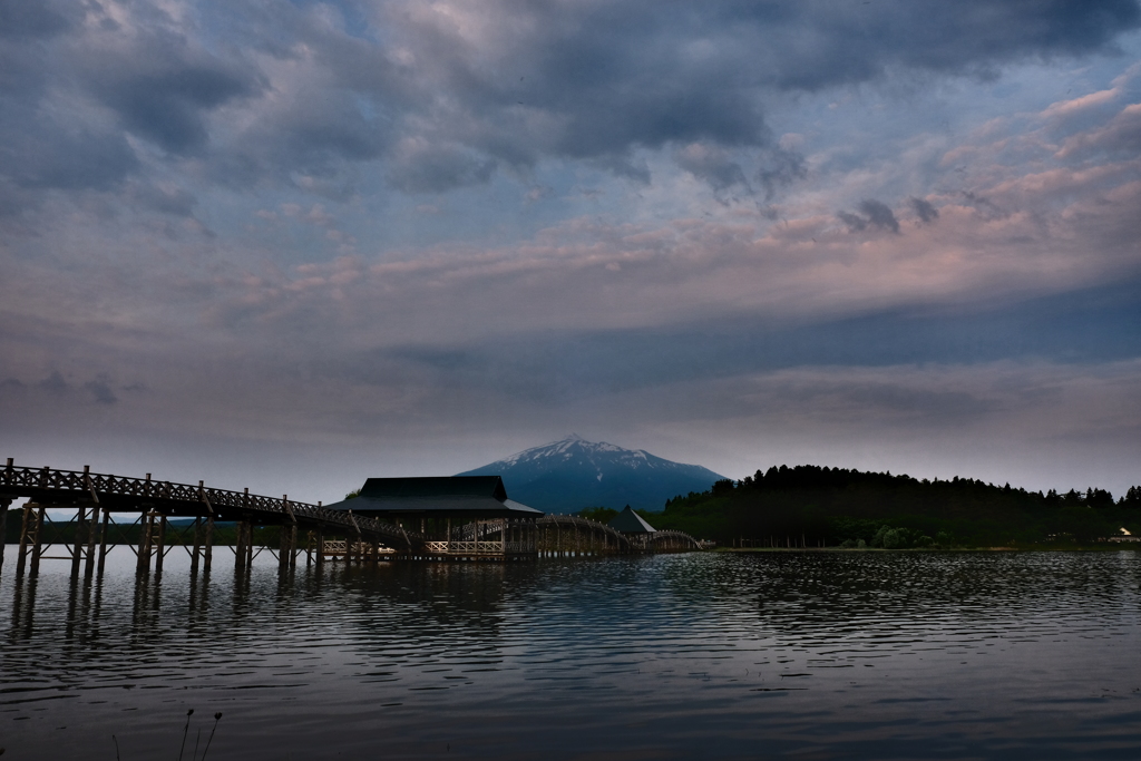 鶴の舞い橋と岩木山
