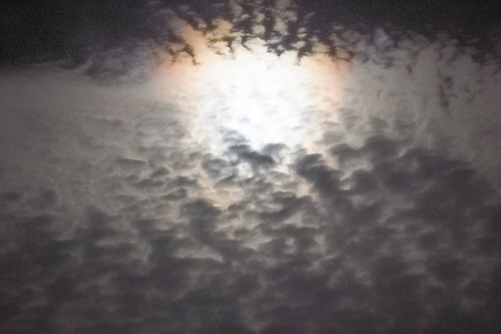 月にかかる雲