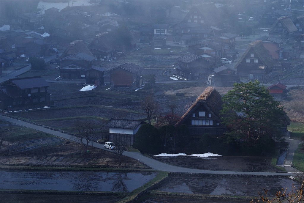 白川郷に朝靄