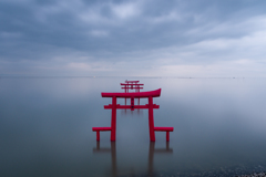 鳥居のある朝景色