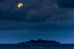 黄色い月-軍艦島とスーパームーンの夕べ-