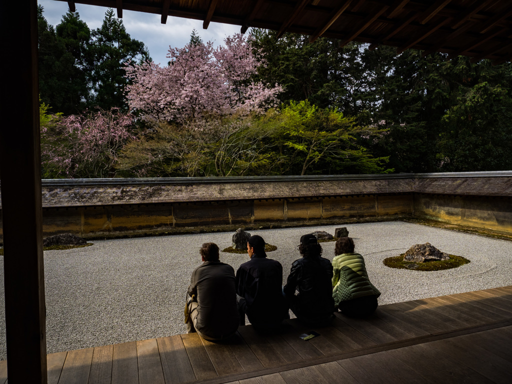 龍安寺　石庭　外国人４人組