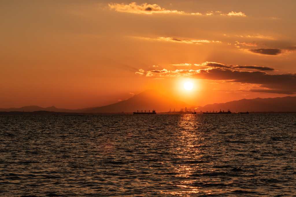 夕焼けに溶ける富士山