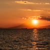 夕焼けに溶ける富士山