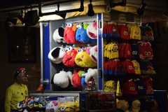 夜のUSJ　スナップ　4　帽子売り屋さん
