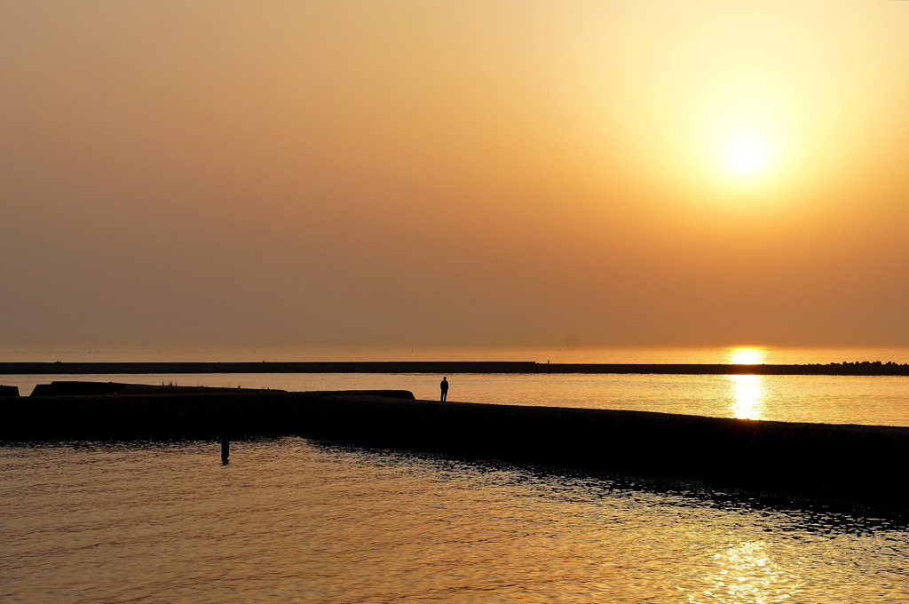黄砂と夕日