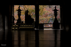 長い伽藍の先に