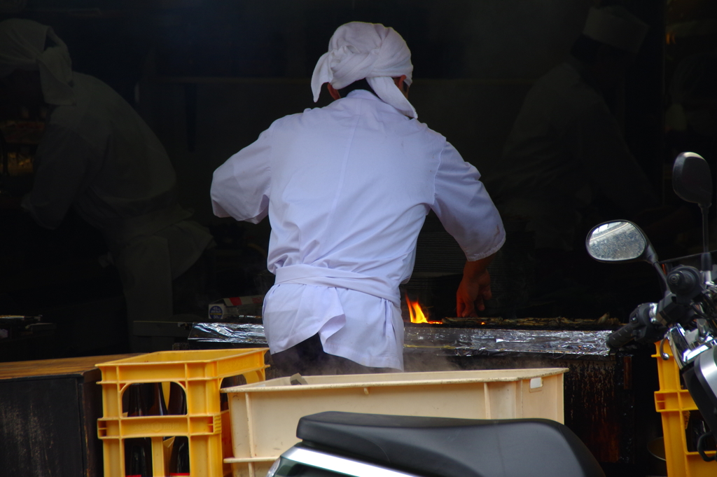 うなぎを焼く職人さん