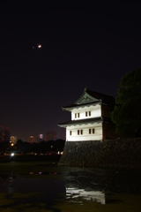 皇居と三日月